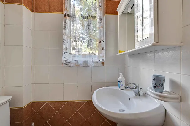 Three-Bedroom Ground-Floor Apartment with Private Entrance and Sea View — photo 32